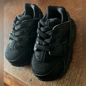 Nike Kids' Huaraches, Black, Kids Tennis Shoes for Girls or Boys